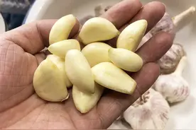 大蒜去皮不用手剥，用可乐瓶简单搞定，1分钟剥一堆，特干净图片