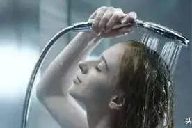 洗澡时最好不要做的4件事，尤其是女性，若能坚持，身体会感激你图片