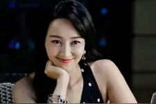她曾主持央视春晚，美到现任为她离婚，今43岁依旧生活幸福图片