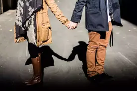 男友第一次来家，他的目光所到之处，被母亲一语戳破图片