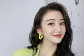 景甜绿色系穿搭美照，对镜俏皮比耶，优雅活泼兼具图片