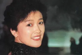 她与唐国强、寇振海是同班同学，28岁出道，从艺四十余年只演过一次少女，演艺经历可以书写一部“母亲简史”图片