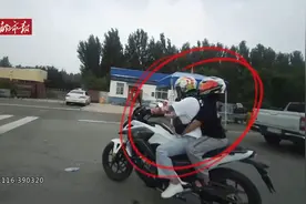 危险！妈妈骑新买的摩托载儿子高速上兜风图片