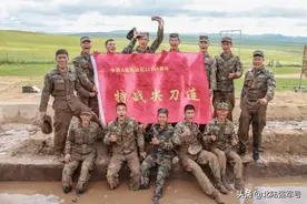 你真靓！泥巴糊满全身，战斗血性迸发图片