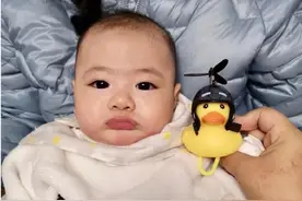3岁萌娃等妈妈成“望夫石”，姿势很惆怅，一看就是有故事的背影图片