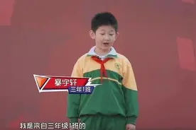 儿子当众“吐槽”爸妈偏心妹妹，看到妹妹脸后，网友：是我也偏心图片