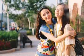 佟丽娅高露结伴游玩，同框合影姐妹情深，果然美女只跟美女玩图片