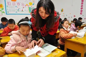 一群不读书的老师在拼命教书，一群不学习的父母在努力育儿图片
