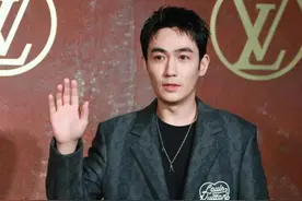 章子怡5个大金镯子，抢镜LV大秀，这些女星又刚又飒图片