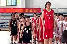 14岁女孩身高追平姚明，就读名校独霸篮下，提起妈妈很多人不陌生图片