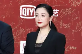 陈红嫁给陈凯歌后越发大气，穿西装裙优雅高贵，吴京都要让出C位图片