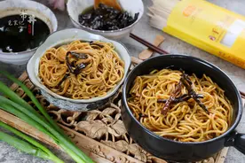 做葱油拌面，记住2用1不用，苏沪面食“招牌”很简单，香到飞起图片
