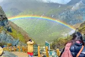 在海拔4500米的稻城亚丁看到的彩虹！图片