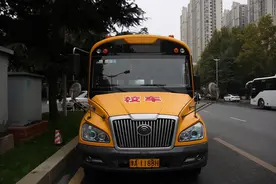 没这个标识就是黑校车！郑州一辆“大鼻子”黑校车被交警查处图片