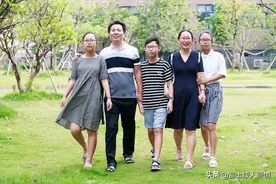 富士康员工生下三胞胎，一路艰辛走到今天，还好孩子们贴心又懂事图片