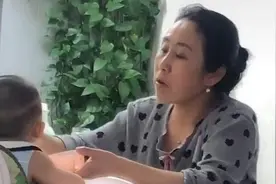 奶奶给孙子喂饭，不经意间成了表情包，网友疑惑：全国统一表情？图片