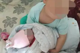 哥哥亲近刚满月的妹妹，妹妹却莫名大哭，妈妈打开襁褓后当场痛哭图片