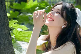 赵露思抹胸公主裙好美，头戴蝴蝶结甜度满分，好一位待嫁新娘图片