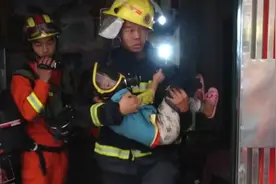 民宅内起火，消防员将呼吸面罩卸下给女童戴上视频封面