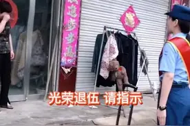 山东一入伍8年女兵退伍返乡，一个军礼让门口等候的母亲泣不成声图片