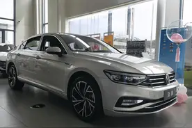 卖情怀？不合适吧！增专属徽章，大众迈腾30周年纪念版实车曝光图片