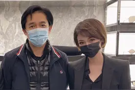 59岁梁朝伟真会打扮！穿500夹克配小脚裤合影，发际线后移显沧桑图片
