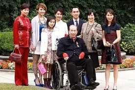 没受过教育，未婚生下5子，儿孙却都是香港富豪，施娣凭什么？图片