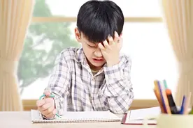 “孩子爱抄作业怎么办？能打吗？”图片