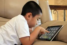 孩子沉迷游戏世界，有时候忘乎所以，家长该如何扭转呢？图片