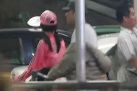 于和伟：50岁大红视帝，曾和小14岁女星传绯闻，结发妻子也是演员图片