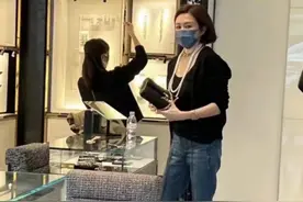 59岁关之琳真爱美！穿着简单逛奢侈​店​好低调，戴珠宝比阔太有气质图片
