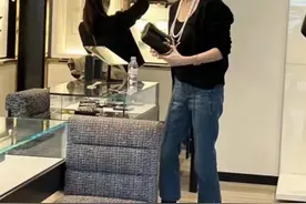 59岁关之琳真爱美！穿着简单逛奢侈​店​好低调，戴珠宝比阔太有气质图片