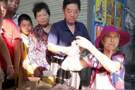 湖北80多岁奶奶卖特色小吃，味道好出摊排长队，谁先掏钱卖给谁图片