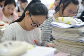 十年寒窗苦读比不过7秒走红？丁真登上联合国演讲，引网友质疑图片