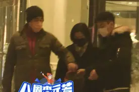 陈宝国一家外出聚餐，妻子短发干练气质优雅，儿子神态像极父亲图片
