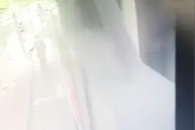大妈为让起步公交车停下 失手将雨伞砸碎车窗 赔偿1150元视频封面