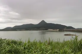 徒步深圳远足径梅沙尖，山上大雾，山顶若隐若现图片