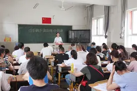 家长希望教师假期无偿补课，理由竟是带薪假期，不想遭到一片谩骂图片