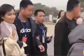 刘涛出场看傻民众，二十多名保镖在前面开路，网友：路是她家开的图片
