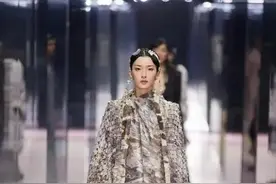明星秀场生图比拼：张柏芝惊艳，吉克隽逸矮半截，谭卓性感图片