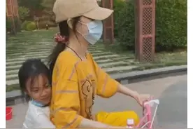 李小璐骑自行车带女儿，谁注意甜馨的腿？哪像是7岁的孩子啊图片