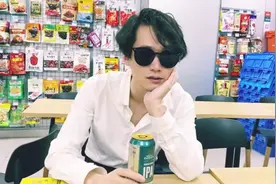 时髦人都听大波浪，我这身衣服都是租来的图片
