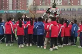 西游记机甲进校园，小学生围观尖叫连连图片
