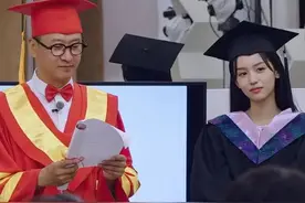 周也感动大哭流黑眼泪，擦干之后意外露出素颜，原来她眼形是这样图片
