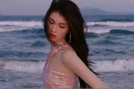 GQ红毯笑点频出！杨天真风中凌乱变谐星，何穗粉裙仙气超模步好稳图片