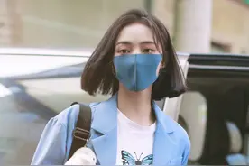 《青你2》许佳琪出道后走机场，短发搭蓝色西装飒气十足图片