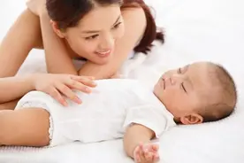 宝宝入睡后有种表现，暗示大脑正“激活”，父母别因无知而去打扰图片