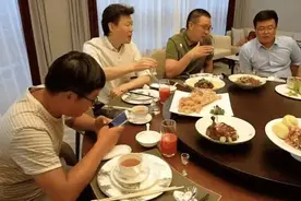 知名男主持1组饭局私照流出，打脸多少人：不要高估你的人脉图片