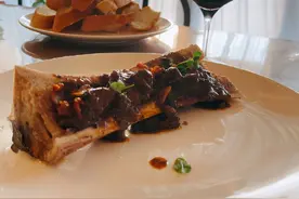 张若昀低调庆与唐艺昕结婚2周年，下厨做美食还准备红酒，超浪漫图片