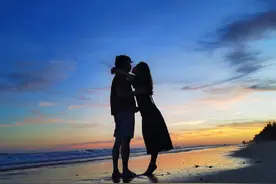 喻恩泰一家四口同框！与小10岁妻子夕阳下拥吻，两子女模样太像爸图片